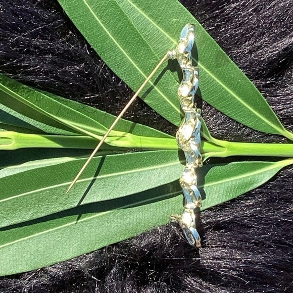 Vintage Sarah Coventry Linear Rhinestone SilverTone Brooch Collar Bar Pin - Picture 7 of 7